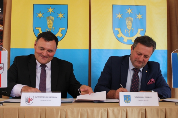 Wójt Gminy Gorzyce i Burmistrz Nowogrodźca podpisują prozumienie o wsajemnej współpracy