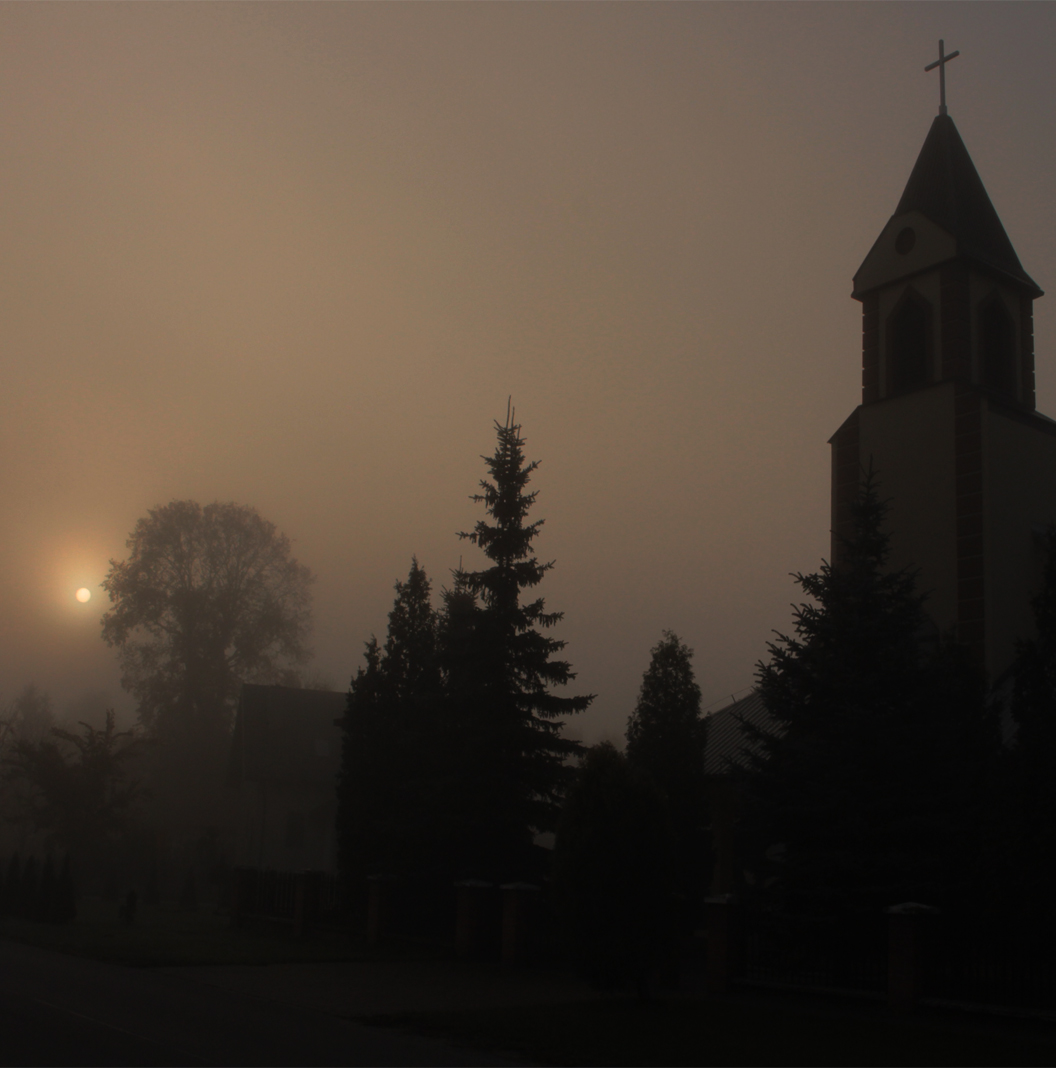 Kościół w Orliskach we mgle
