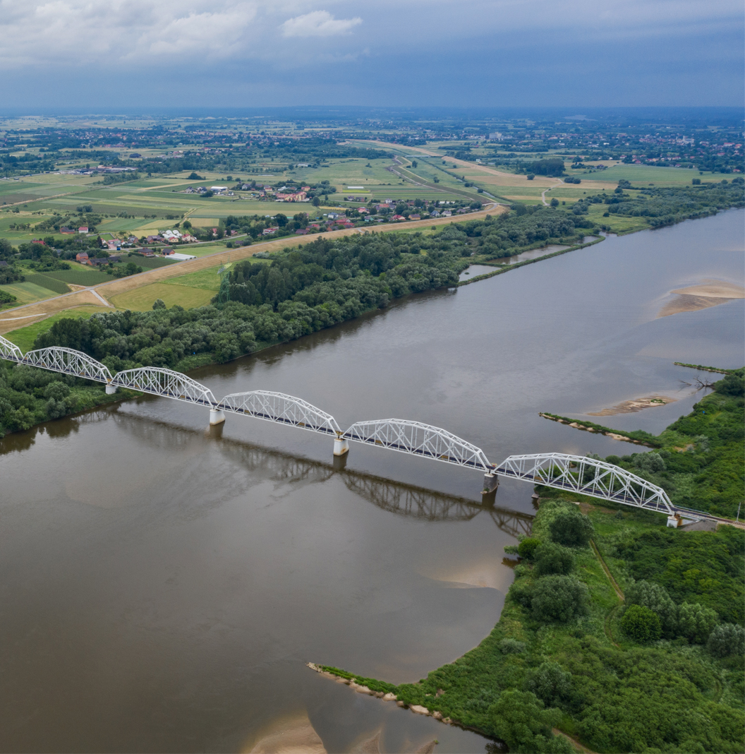 Zalesie Gorzyckie widok z lotu ptaka na most kolejowy na rzece Wiśle